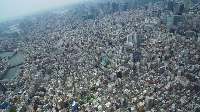 ヘリから撮影された東京の空撮映像
