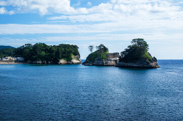 Fototapeta na wymiar 堂ヶ島（西伊豆）｜伊豆の景勝地、海に浮かぶ奇岩郡は自然が造ったアートですね