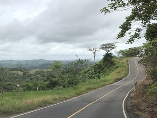 carreteras dentro de la montañas 