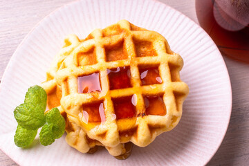 蜂蜜をかけたベルギーワッフル