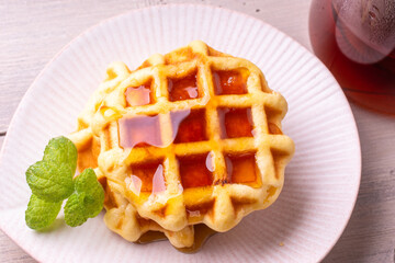 蜂蜜をかけたベルギーワッフル