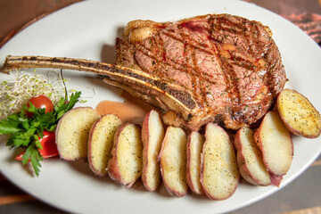 barbacoa de carne tomahawk , servida en plato