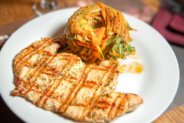 barbacoa de carne de pollo , servida en plato con ensalada cocida