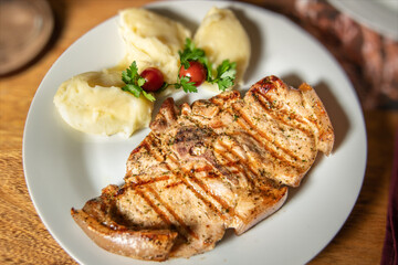 barbacoa de carne de cerdo , servida en plato