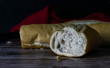  Pão é um alimento versátil que pode ser servido como um lanche, um prato principal ou uma sobremesa.