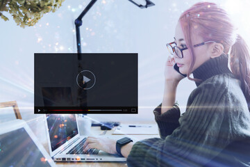電話をしながら動画再生する女性の横顔のテクノロジーイメージ