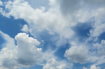 Naklejka na ściany i meble Beautuful fluffy clouds in the sky