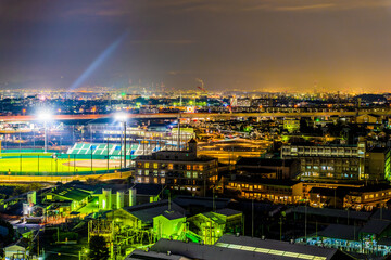 Fototapeta premium 街中にある工場と野球場の夜景。原池公園野球場