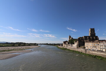 Fototapeta na wymiar Le fleuve Rhone à Pont Saint Esprit, département du Gard, France