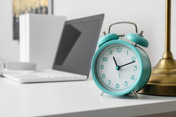 Naklejka premium Stylish alarm clock on table, closeup