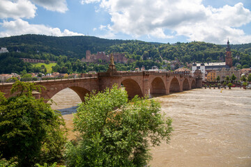 Heidelberg Stadtpanorama: Im Vordergrund die alte Br&uuml;cke, im Hintergrund das Heidelberger Schloss