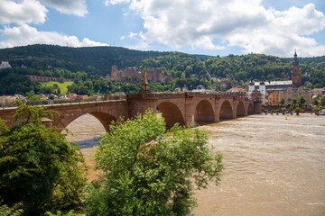 Heidelberg Stadtpanorama: Im Vordergrund die alte Brücke, im Hintergrund das Heidelberger Schloss