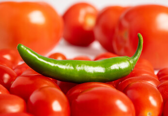 Chile verde con jitomates sobre fondo blanco 