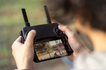 ドローンを操作する手元