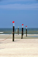 Der DLRG überwachte Badestrand: Strandmarkierungen für den bewachten Standabschnitt. Norderney...