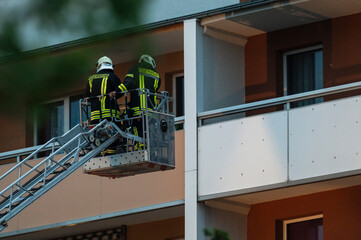 Feuerwehrmänner auf einer Drehleiter 