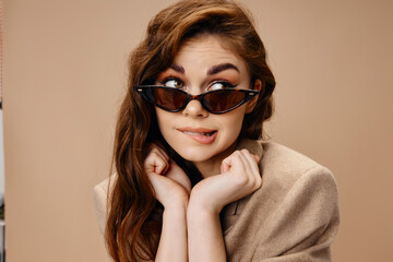 Naklejka premium modest look beautiful woman glasses hairstyle and hands near the face