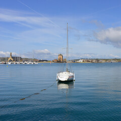 Carré un bateau sur l'eau face à la tour Vauban à Camaret-sur-Mer (29570), département du...