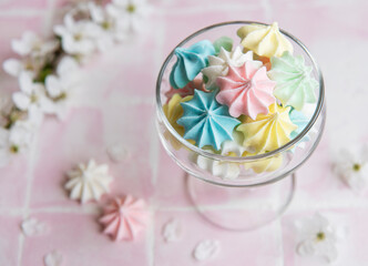 Fototapeta na wymiar Small colorful meringues in the glass