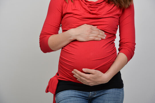 Frau werdende mama mutter familie baby babybauch schwangere schanger babybauch