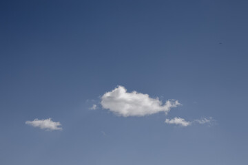 weisse Wolken vor blauen Himmel