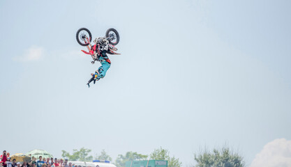 The athlete performs a jump on a motorcycle in the competition of tractors called 