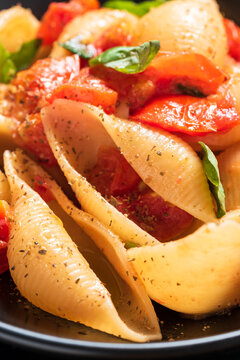 Piatto di conchiglioni con pomodoro fresco, olio di oliva, aglio, basilico fresco e origano, Dieta Mediterranea, Pasta Italiana 