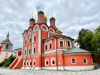 Fototapeta na wymiar Moscow, Zaryadye Park. Church of the Sign of the Mother of God, Znamensky Monastery in summer