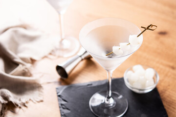 Obraz na płótnie Canvas Gibson martini cocktail with onions on wooden table