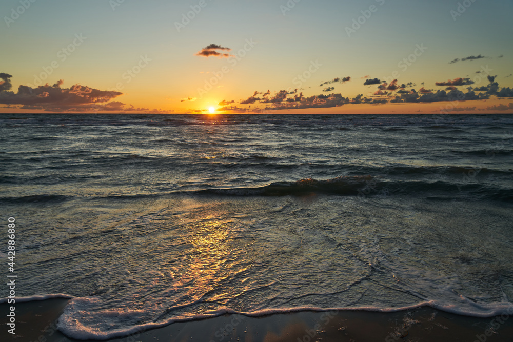 Wall mural sonnenuntergang am horizont über meer der ostsee