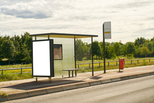 Bushaltestelle auf Dorf mit City Light Poster Mock-Up