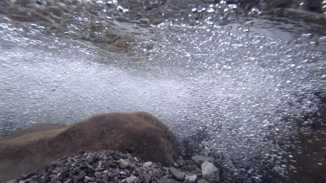 Luftblasen im Bach, Unterwasser
