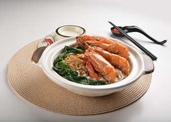 braised bee hoon mee noodle vermicelli with big tiger prawn seafood and vegetables in hot clay pot asian halal menu