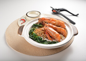 braised bee hoon mee noodle vermicelli with big tiger prawn seafood and vegetables in hot clay pot asian halal menu