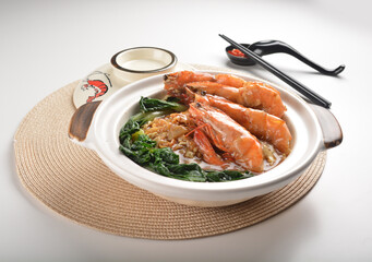 braised bee hoon mee noodle vermicelli with big tiger prawn seafood and vegetables in hot clay pot asian halal menu