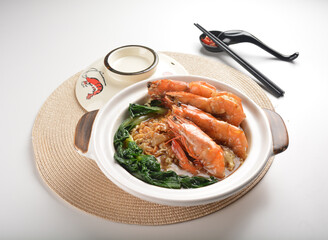 braised bee hoon mee noodle vermicelli with big tiger prawn seafood and vegetables in hot clay pot asian halal menu