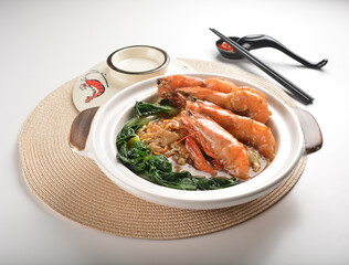 braised bee hoon mee noodle vermicelli with big tiger prawn seafood and vegetables in hot clay pot asian halal menu