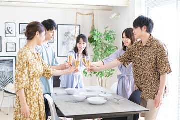 乾杯をする若い男女 © maroke