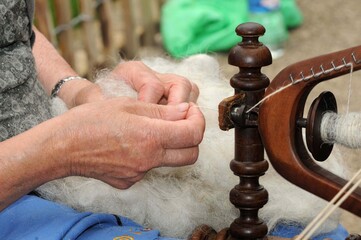 la fileuse brodeuse au festival de Cornouaille de Quimper Finistère Bretagne France