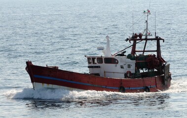 Fototapeta premium Arrivage des bateaux de pêche dans le port du Guilvinec en pays Bigouden Finistère Cornouaille Bretagne France 