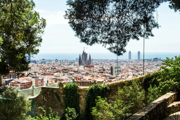 Vistas de la ciudad de Barcelona, España, desde un mirador en un día soleado de verano.