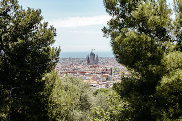 Vistas de la ciudad de Barcelona, España, desde un mirador en un día soleado de verano.
