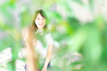 Fototapeta premium 起きて水分補給をする若い女性