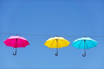 Fototapeta na wymiar Hängende bunte Regenschirme