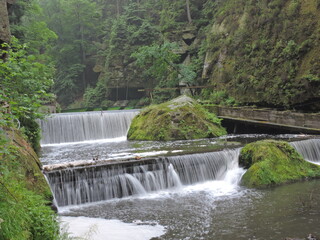 Wasserfall im Gebirge
