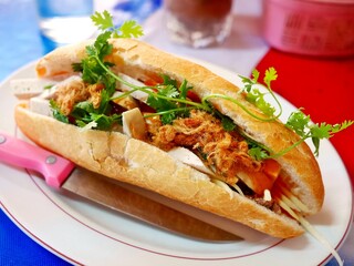 ラオスのヴィエンチャンのローカルレストランのバインミー（バゲットサンドイッチ）