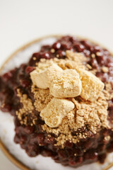 Rice cake topping on red bean bingsu