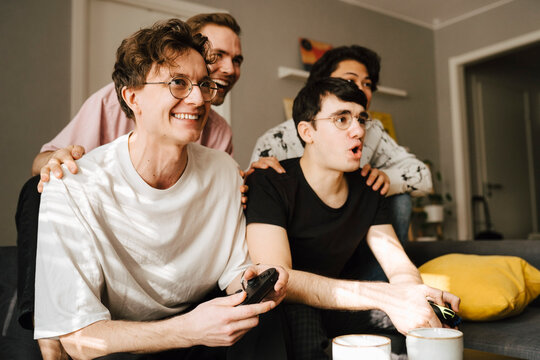 Nerv&ouml;sa v&auml;nner spelar tv spel i vardagsrum