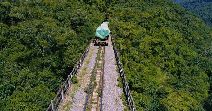 trem com ultimo vag&atilde;o em movimento