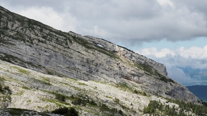 une fenêtre dans la paroi. Une autre façon de regarder le paysage dans le vercors, secteur de la grande moucherolle
